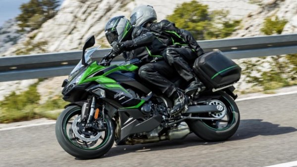 Kawasaki Ninja 1000 Sx отдавна е сред най-популярните спортни “турове“ на пазара благодарение на мощен двигател, богато оборудване и базова цена, която със сигурност е привлекателна за предлагания пакет: 15 290 евро. Двигателят му е редови четирицилиндров – 1043 кубика, способен да достави 142 к.с. 

Рамката е двойна алуминиева, към която е свързана 41 мм обърната вилка. докато спирачките се състоят от чифт плаващи дискове с 4-бутални апарати отпред и 250 мм диск с единично бутало отзад. И двете се контролират от Kibs (модерната ABS система на Kawasaki). Арсеналът на Ninja 1000 Sx включва също контрол на сцеплението, круиз контрол, бърз превключвател, 4 режима на каране с Power Mode и 4,3-инчов цветен TFT инструментален панел с висока свързаност. 

Резервоарът е с вместимост 19 литра, а собственото тегло е около 235 кг . Двата лесни за сглобяване странични калъфа имат капацитет от 28 литра всеки и могат да поберат и каска, покриваща цялото лице.

В ценовата листа на легендарната марка има и „40th Anniversary Edition" на Ninja 1000 Sx само за 50 евро повече. За да направите още една технологична стъпка, можете да изберете Ninja H2 Sx , много як „Sport Tourer” с компресор, който обаче струва почти двойно.

